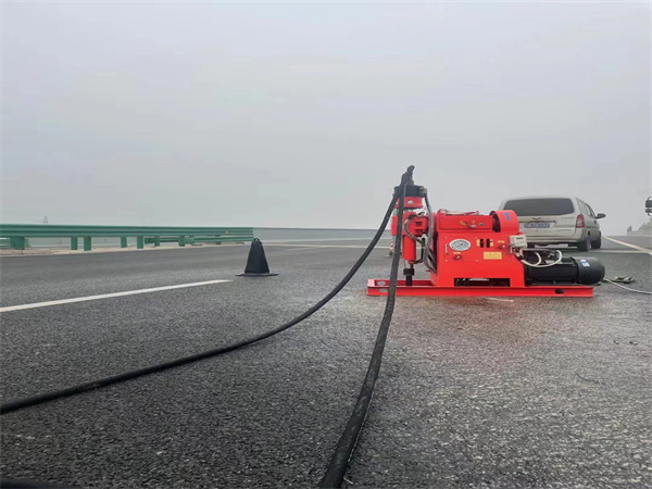 左贡马路路基路面开裂下沉注浆加固灌浆